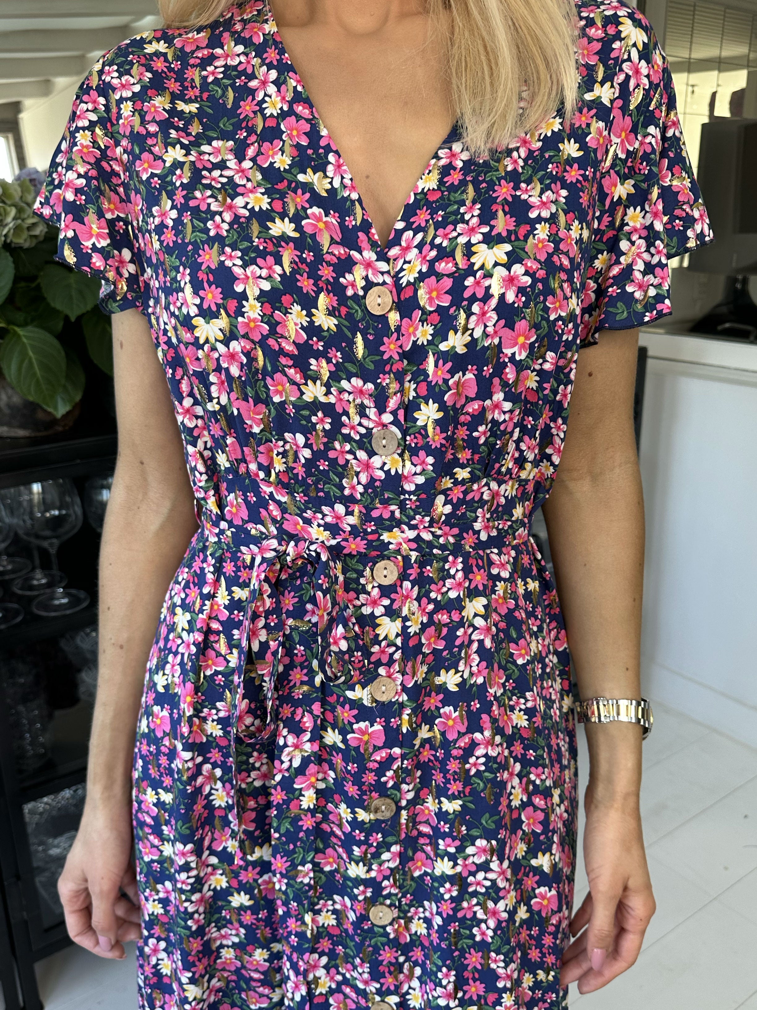 Diora - Blomstret kjole med knapper og bindebånd